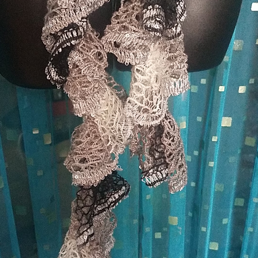 Handmade scarf - Picture 4 of 8